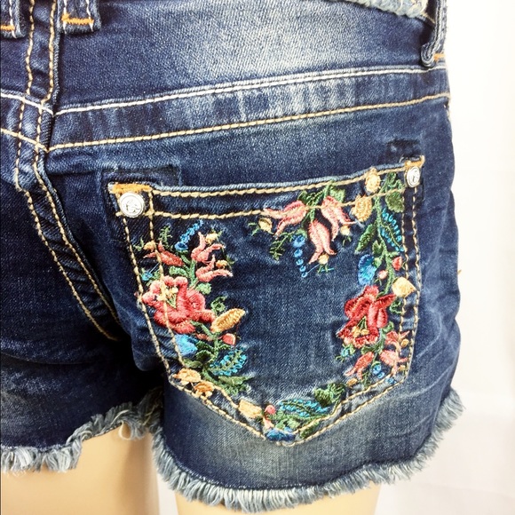Grace in La denim shorts embroidered floral design - Picture 8 of 8